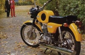 Молодежная направленность модели подчеркивалась пестрой цветовой палитрой