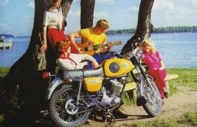 На этом архивном рекламном снимке представлены основные атрибуты советского мачо 70-80-х: гитара, девушки и Планета Спорт